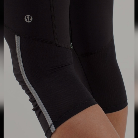 COPY - Lululemon Run: Pace Crop, Black / Petit Dot Fresh Teal / Fresh Teal, Siz… - Picture 4 of 14